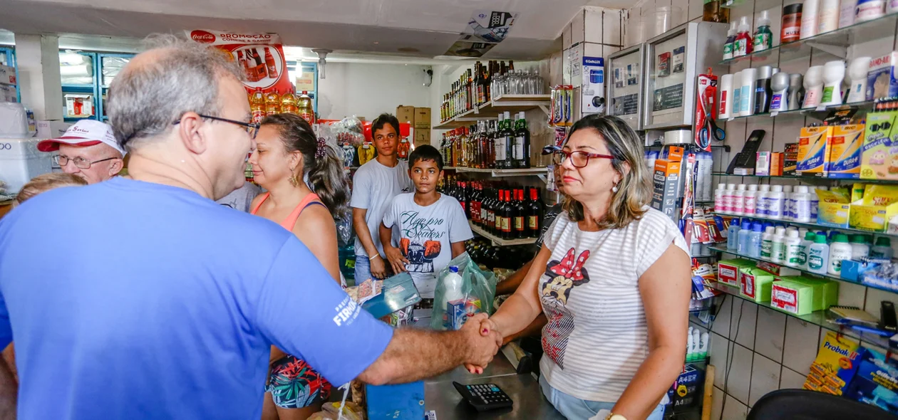 Firmino cumprimenta comerciante