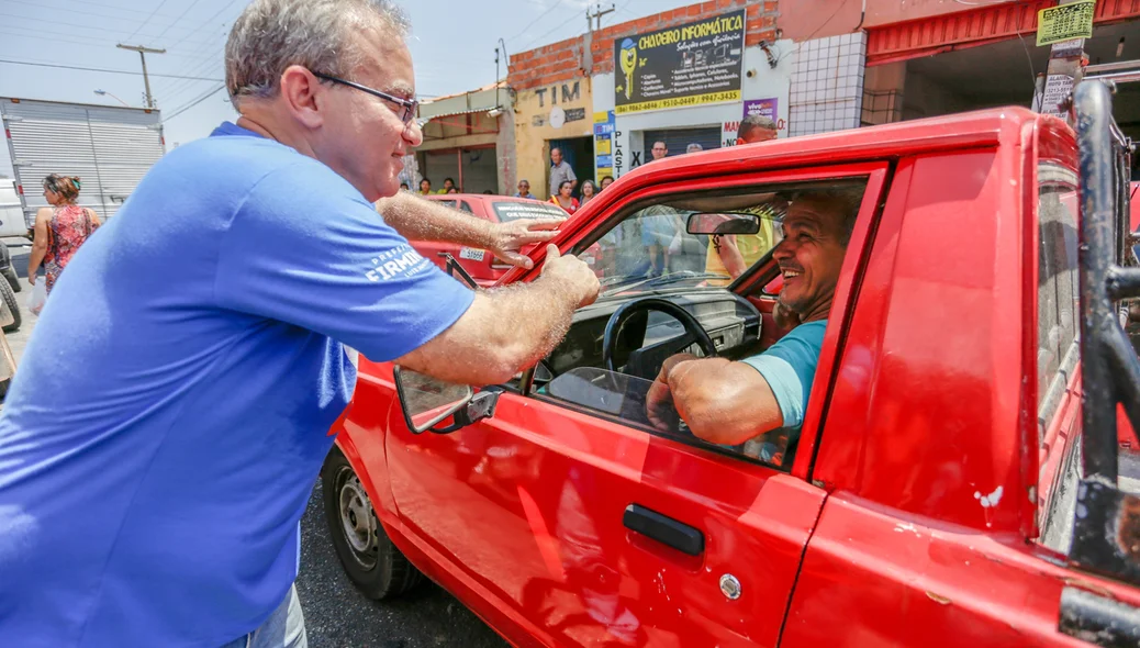 Firmino cumprimenta motorista