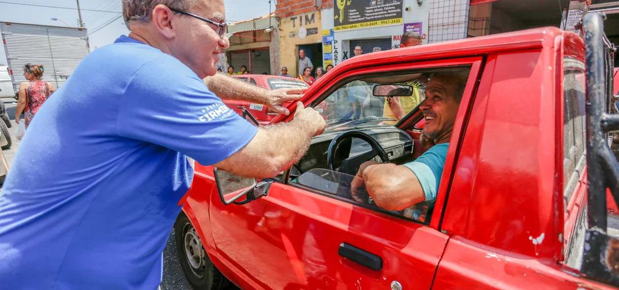 Firmino cumprimenta motorista