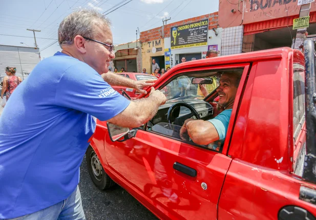 Firmino cumprimenta motorista
