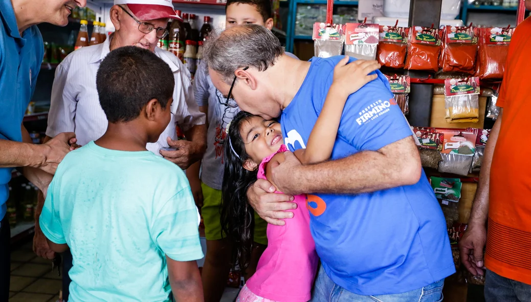 Firmino recebe o carinho das crianças