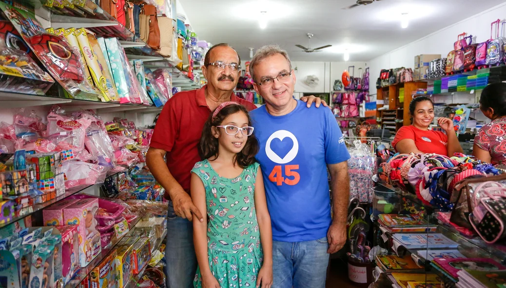 Firmino tira foto com moradores do bairro mafuá