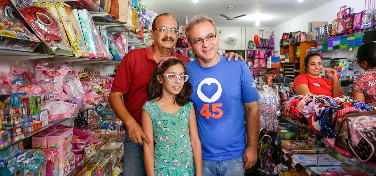 Firmino tira foto com moradores do bairro mafuá