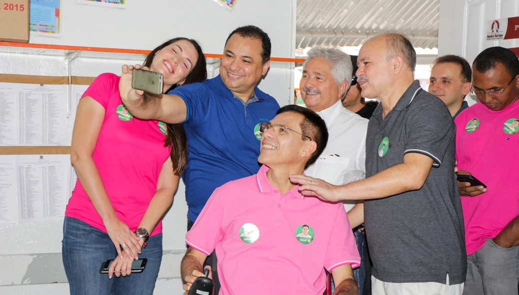 Amadeu tira selfie antes da votação