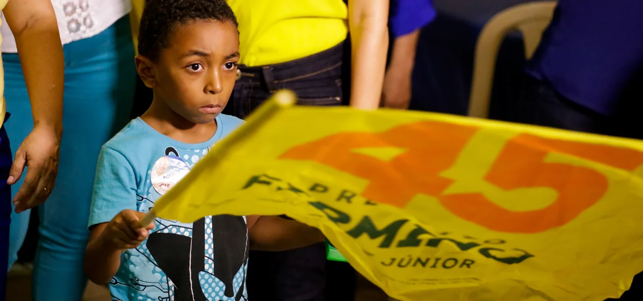 Criança comemora vitória de Firmino