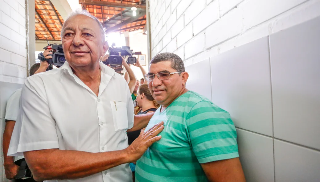 Dr. Pessoa cumprimentando eleitor no seu local de votação