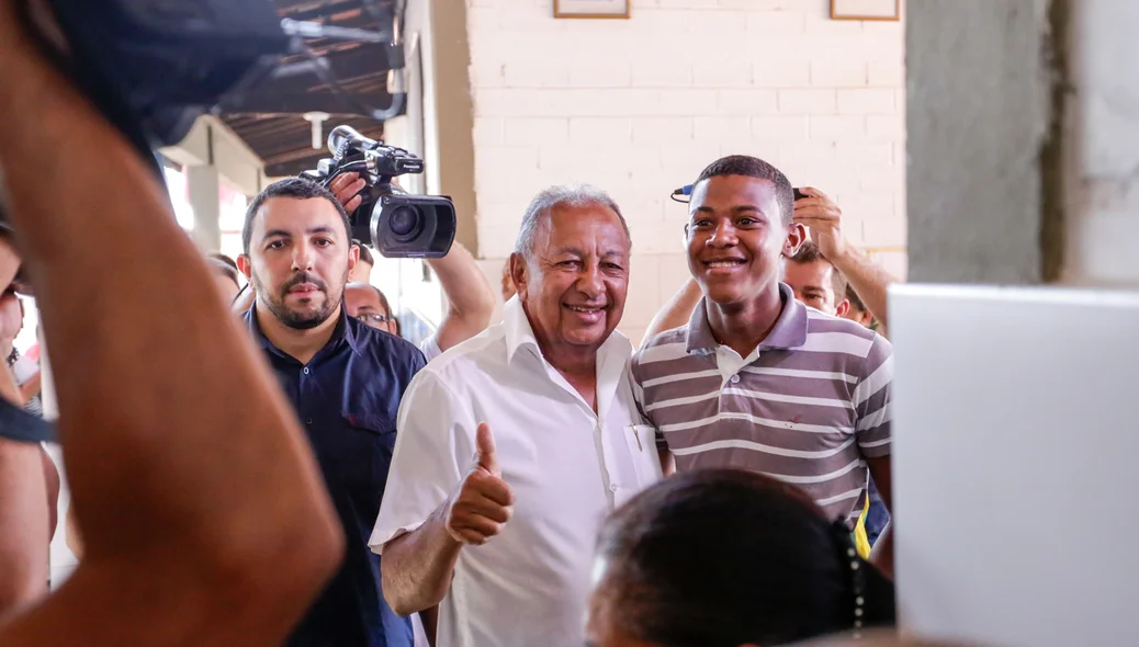 Dr. Pessoa é cumprimentado no seu local de votação