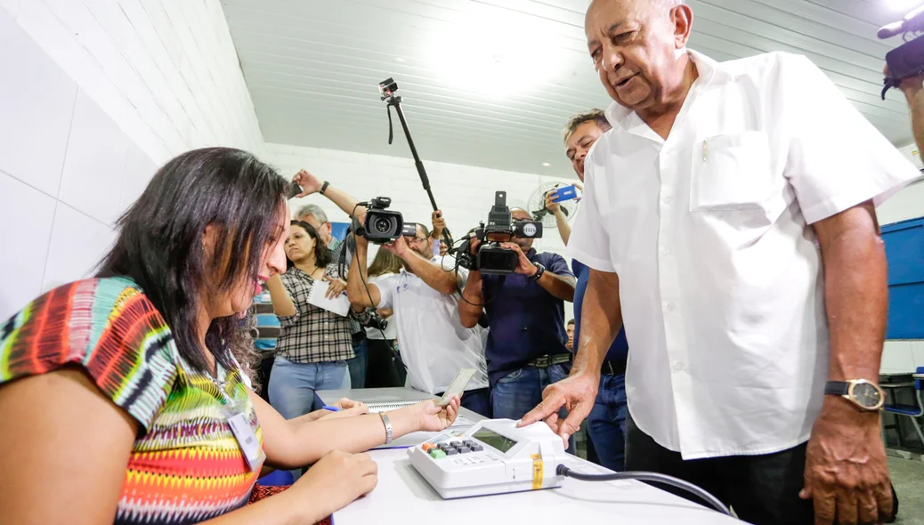 Dr. Pessoa se preparando para votar