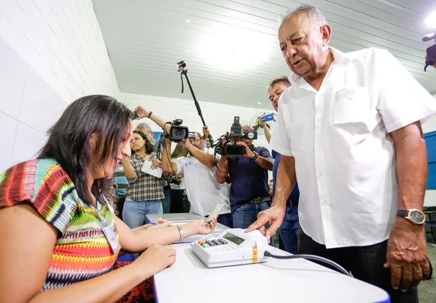 Dr. Pessoa se preparando para votar