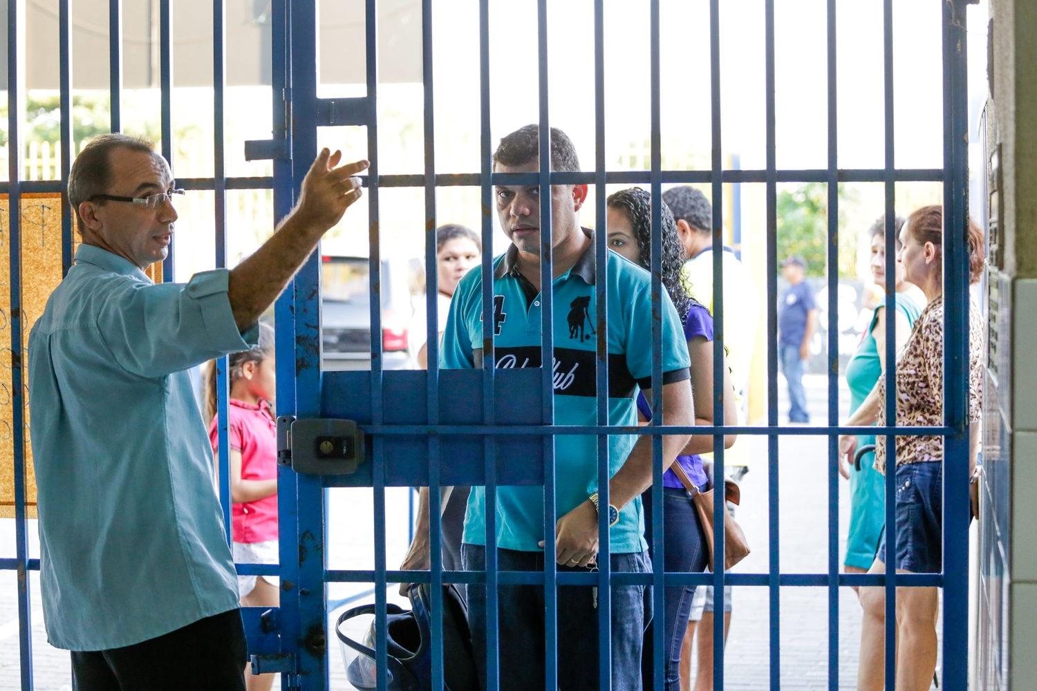Eleitor chega atrasado no local de votação