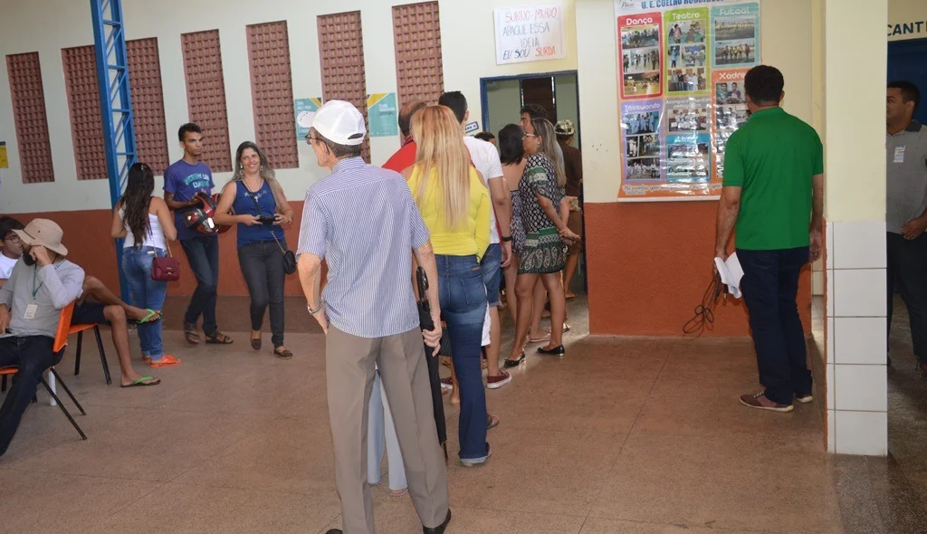 Eleitores aguardam momento de votar