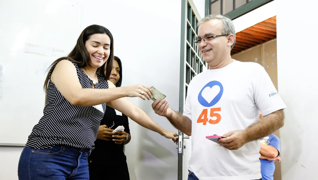 Entregando o titulo de eleitor 