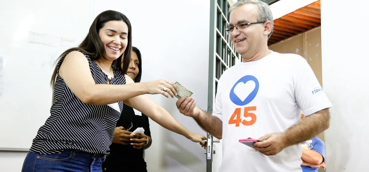 Entregando o titulo de eleitor 