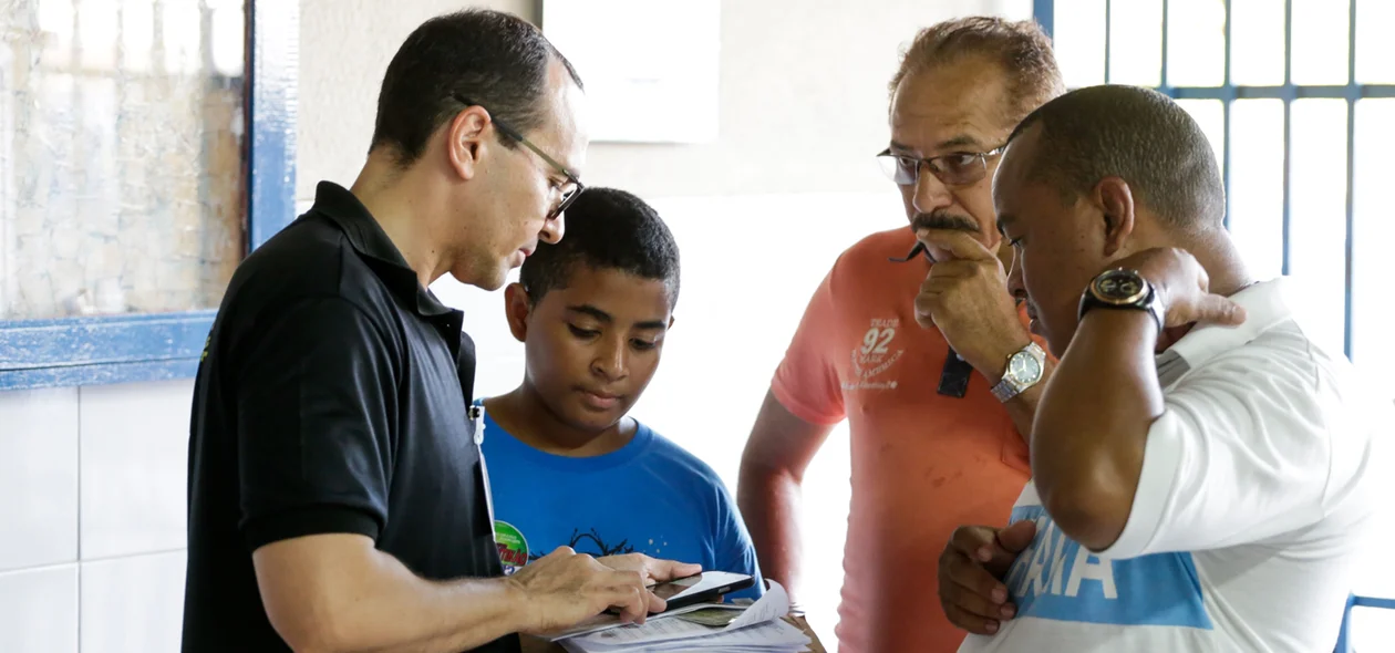 Equipe do TRE tentando resolver alguns problemas