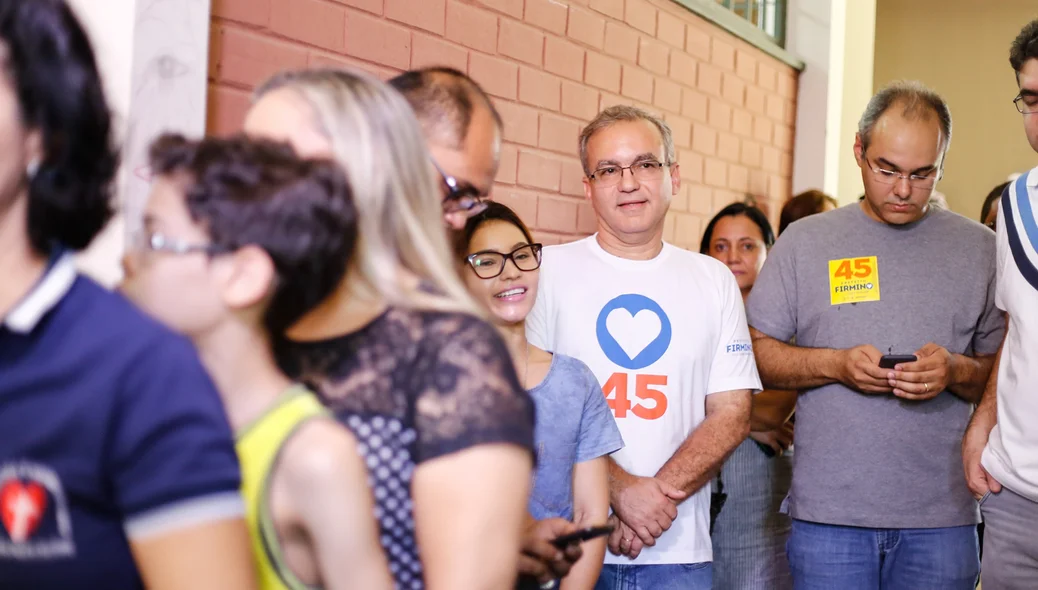 Firmino aguarda na fila com a população 