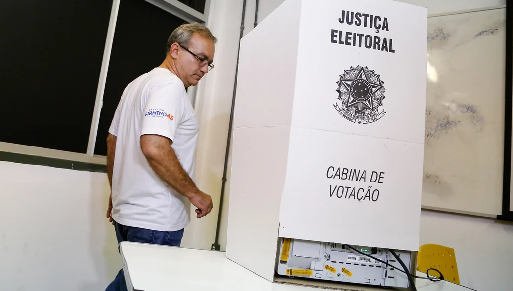 Firmino chegando para votar