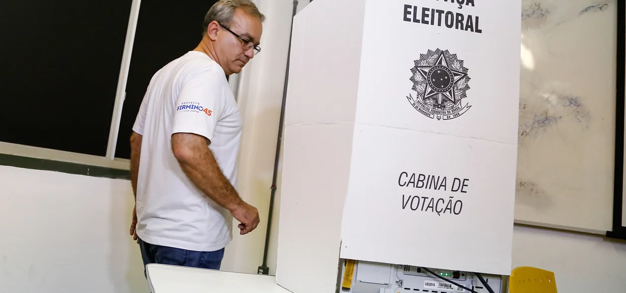Firmino chegando para votar