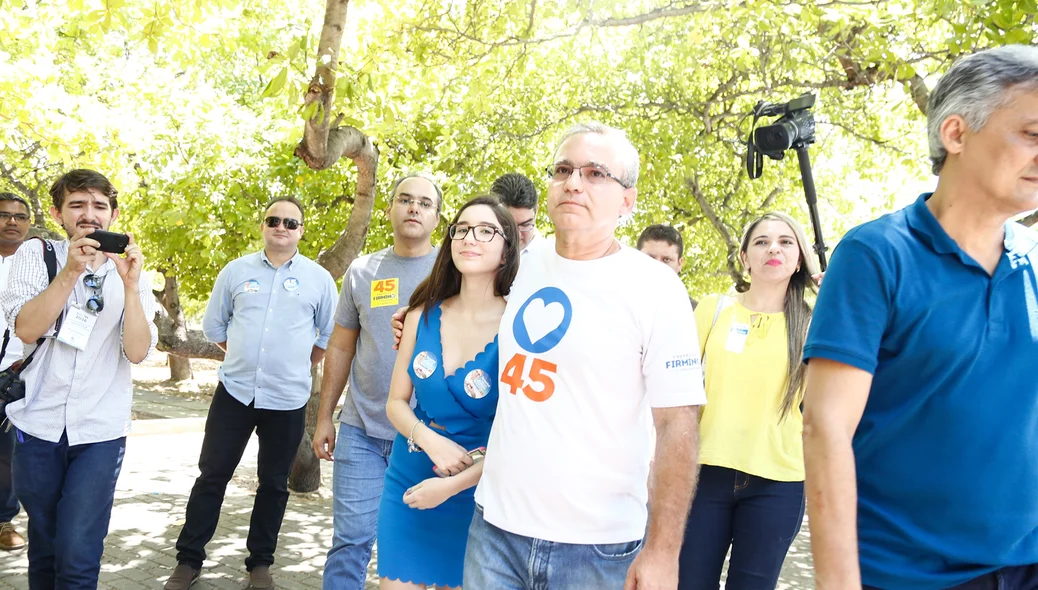 Firmino Filho chegando no lugar da votação, acompanhado da Filha