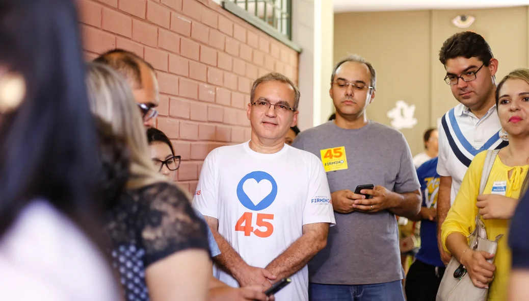 Firmino Filho na fila de votação 