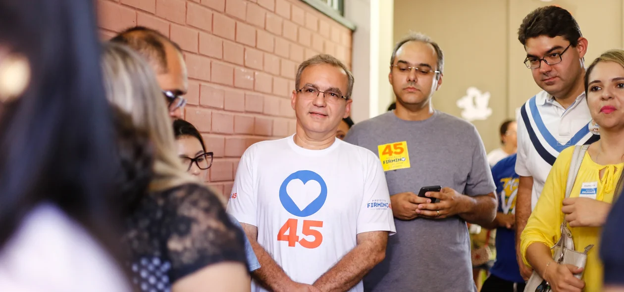 Firmino Filho na fila de votação 
