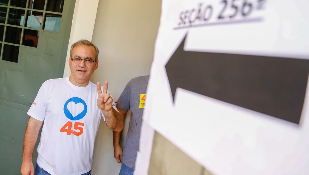Firmino filho na sua seção de votação em Teresina Piauí 