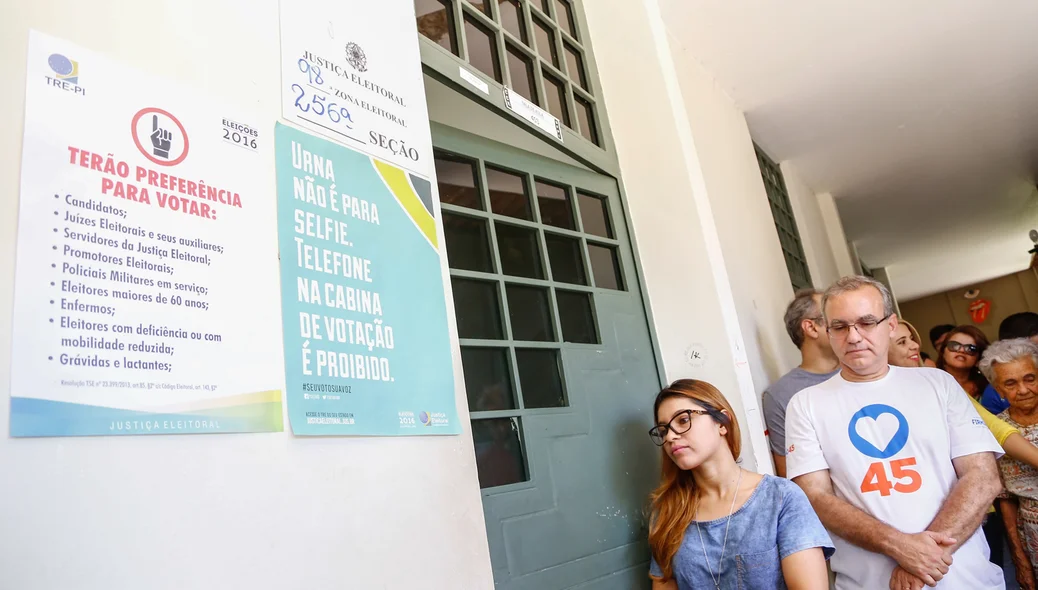 Firmino filho na sua seção de votação 