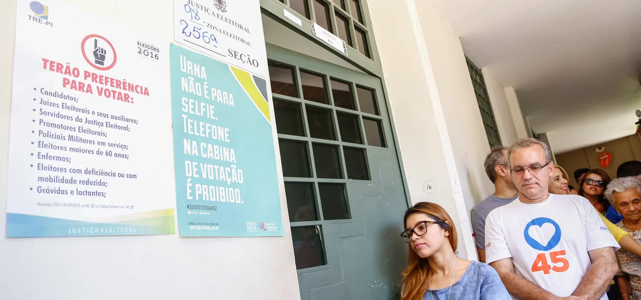 Firmino filho na sua seção de votação 