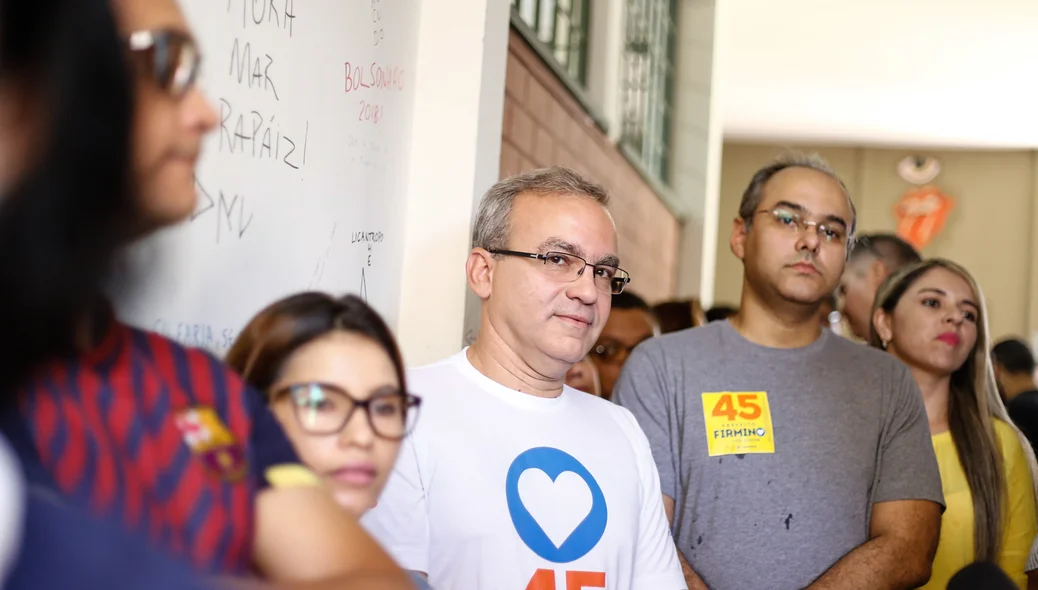 Firmino no local da votação 