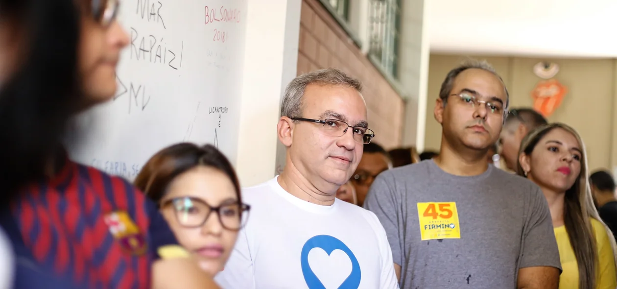 Firmino no local da votação 