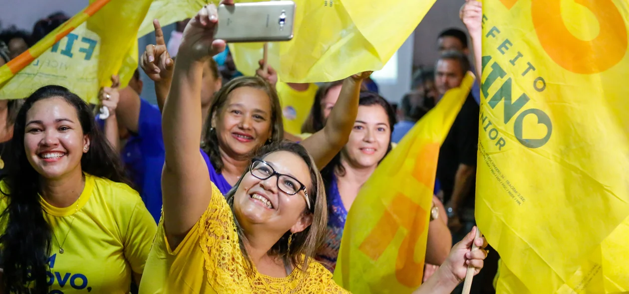 Militantes do PMDB comemorando vitória