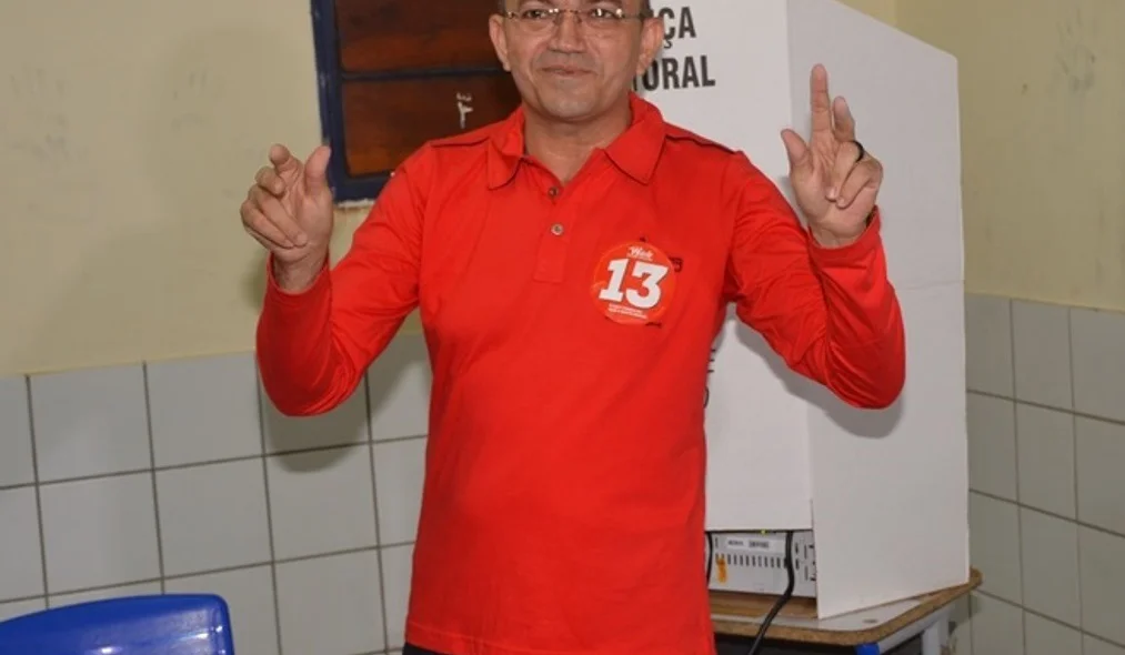 Padre Walmir acena após deixar cabine de votação