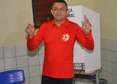 Padre Walmir acena após deixar cabine de votação