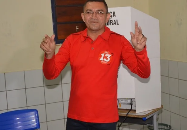 Padre Walmir acena após deixar cabine de votação