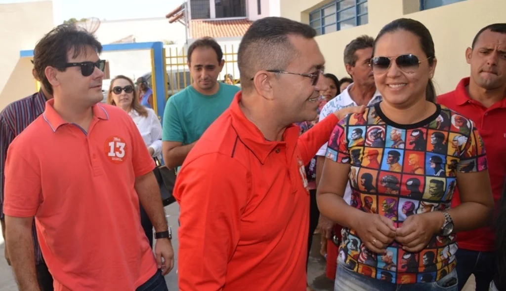 Padre Walmir chegou acompanhado do deputado Severo Eulálio