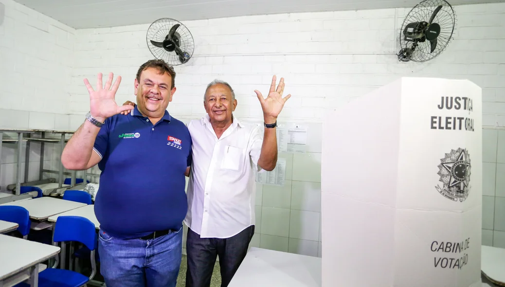 Silas freire acompanha Dr. Pessoa no seu local de votação 
