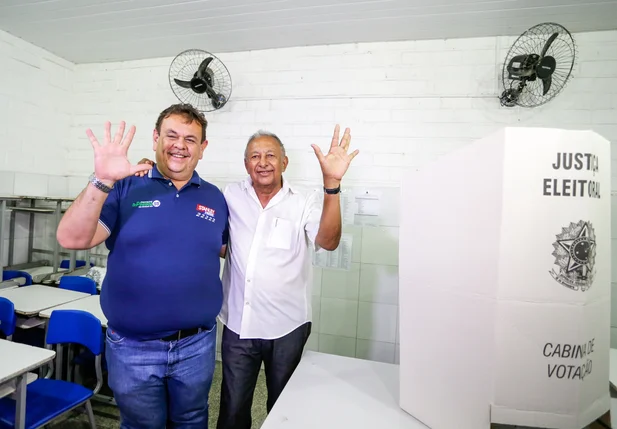 Silas freire acompanha Dr. Pessoa no seu local de votação 
