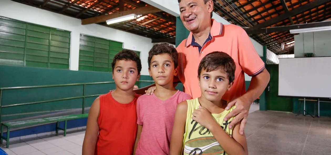 Wellington Dias tira foto com crianças