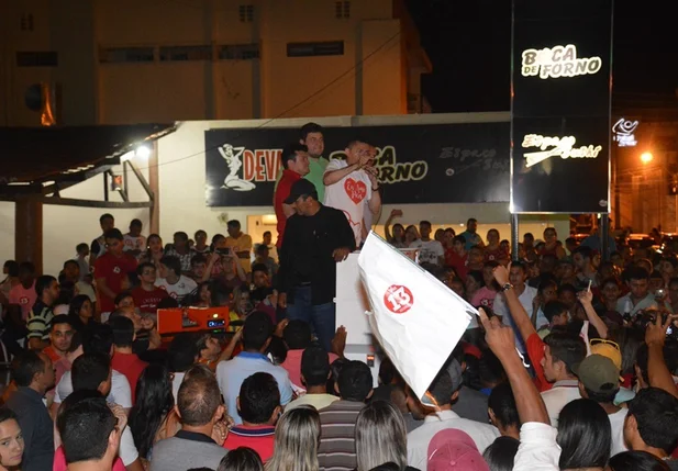 Picoenses comemoram nas ruas a vitória do Prefeito Padre Walmir 