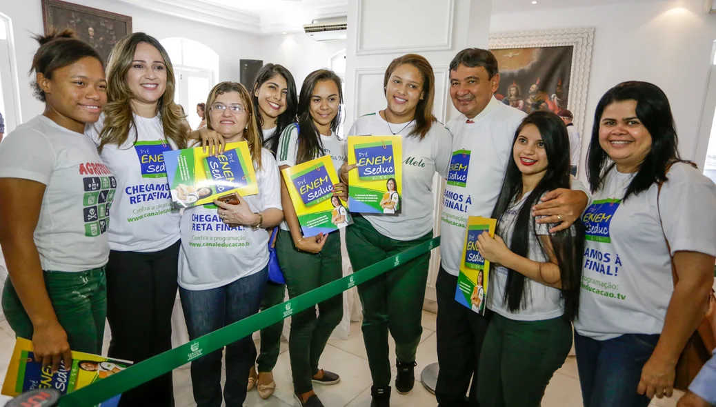 Alunos tiram foto com governador e Secretária da Educação