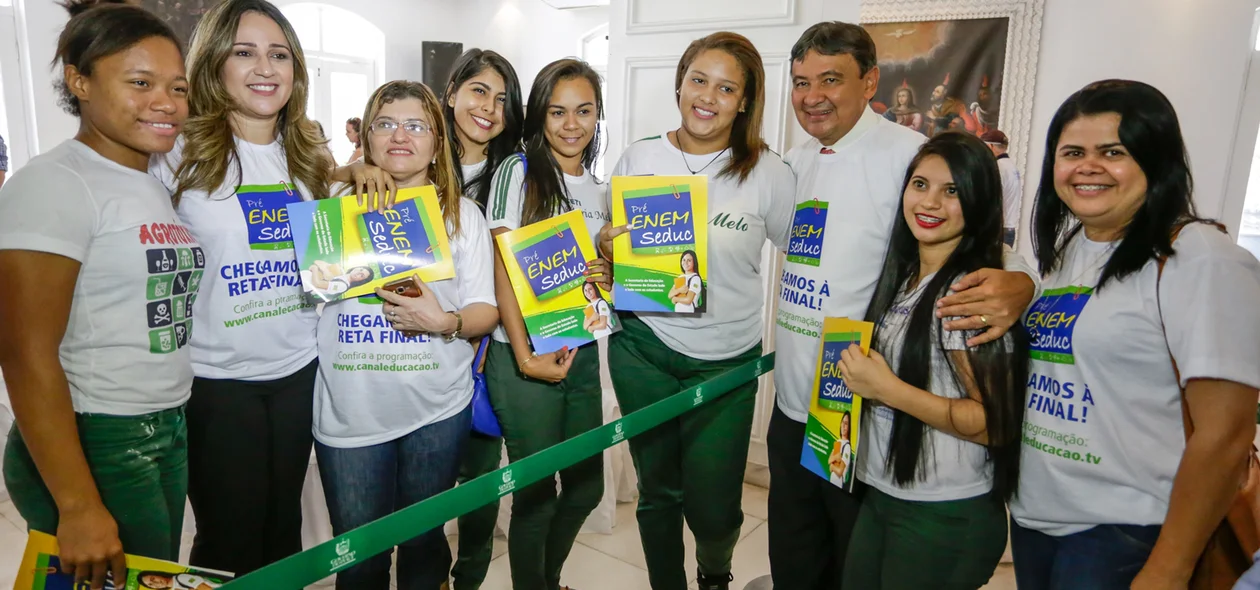 Alunos tiram foto com governador e Secretária da Educação