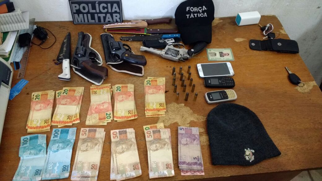 Dinheiro e armas foram apreendidos na cidade de Patos do Piauí