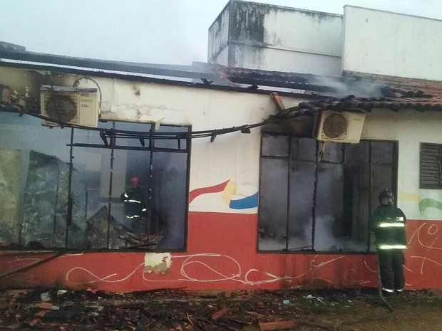 Escola incendiada