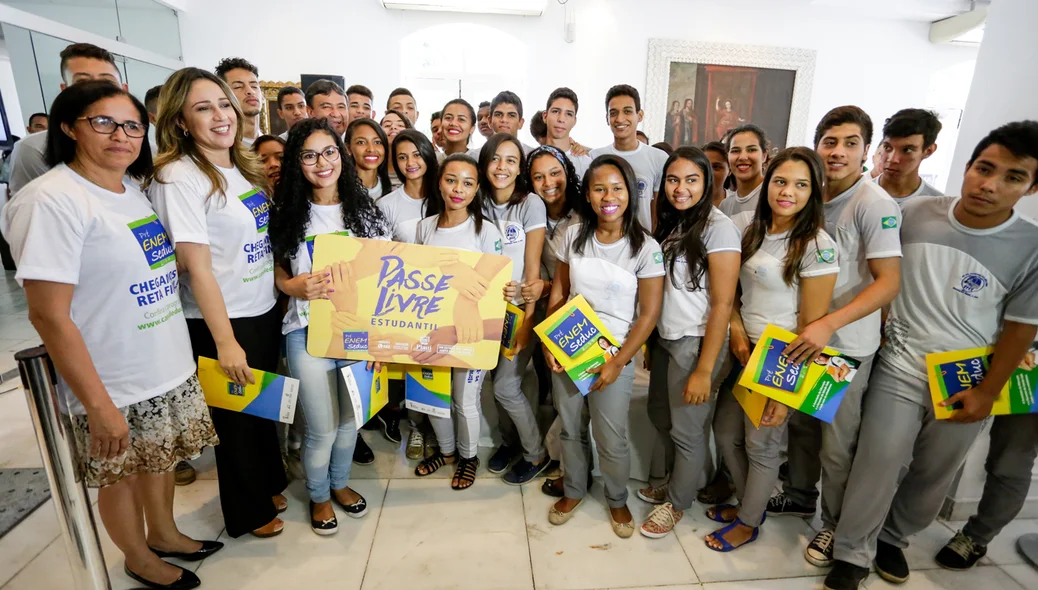 Governador tira foto com alunos