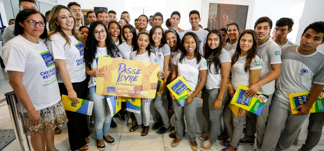 Governador tira foto com alunos