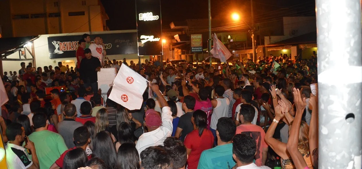 Multidão aplaude o prefeito reeleito de Padre Walmir