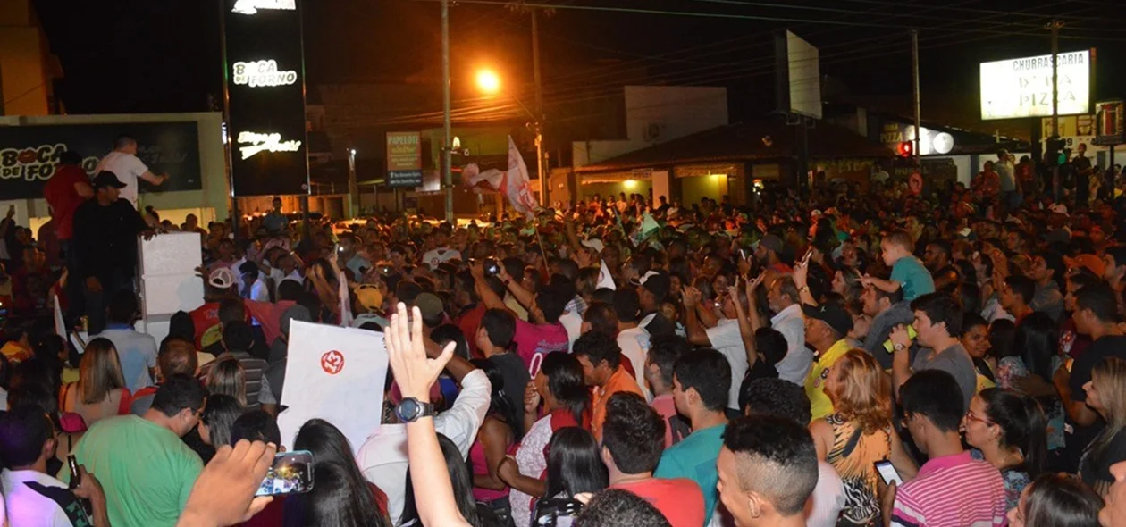 População acompanha discurso de agradecimento do Padre Walmir