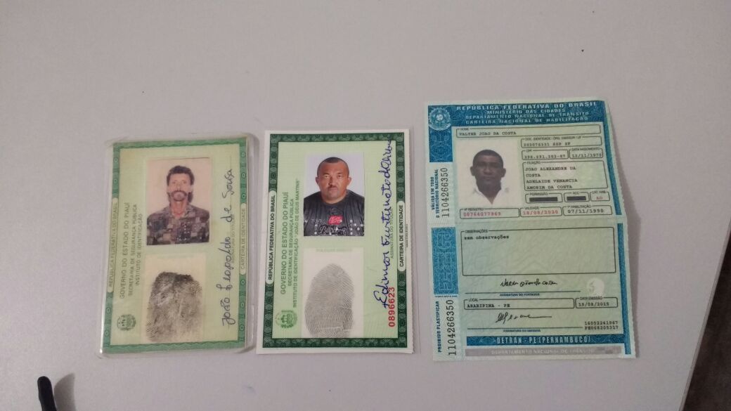Três pessoas foram presas por porte ilegal de arma de fogo