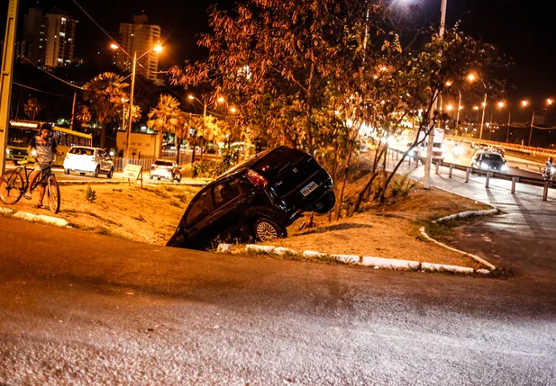 Manobra mal sucedida provoca acidente em Teresina