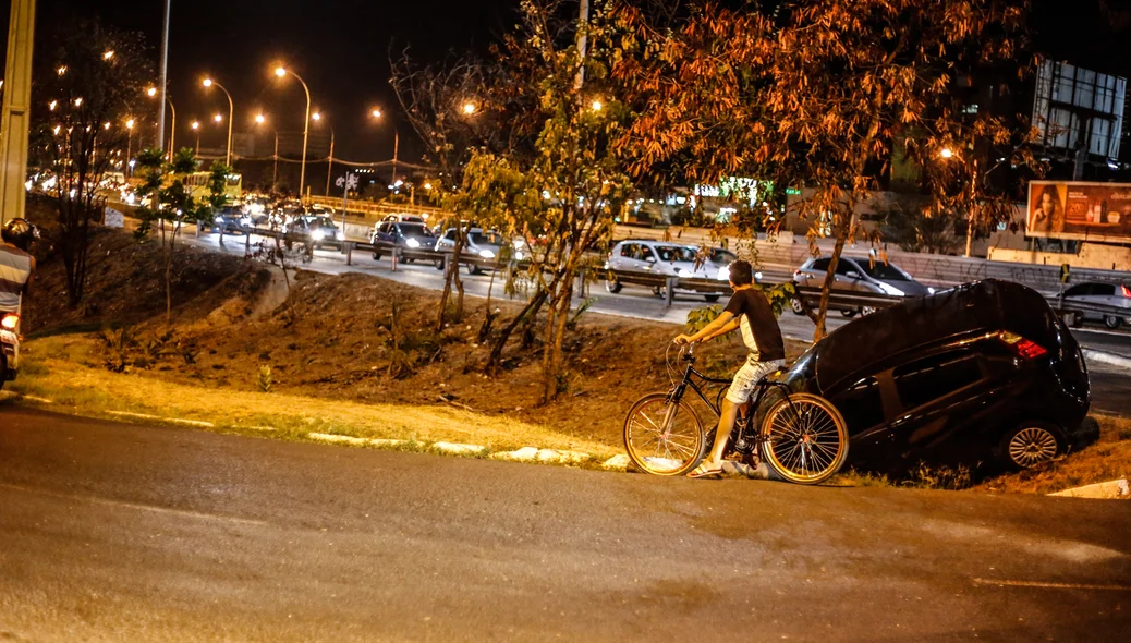 Criança observando o carro envolvido no acidente