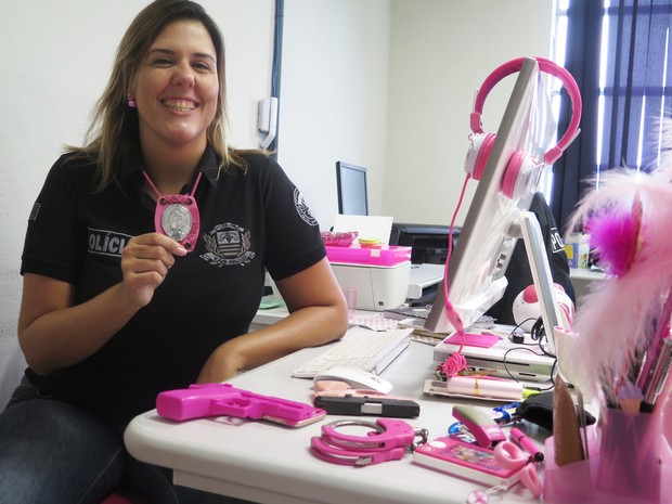 Policial revolta bandidos ao usar instrumentos cor de rosa
